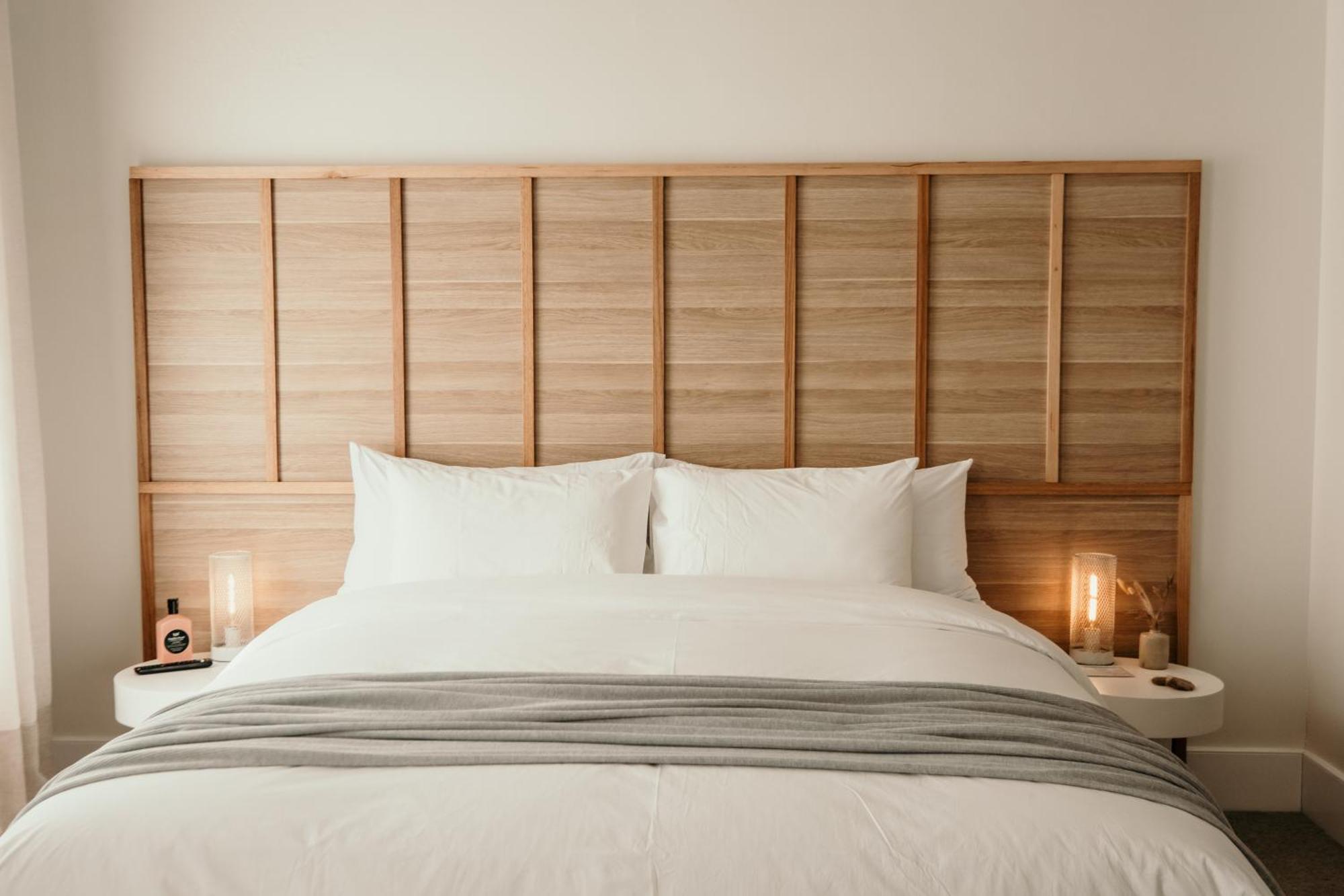 The Oak & Anchor Hotel Порт-Фейри Экстерьер фото A bed with a headboard