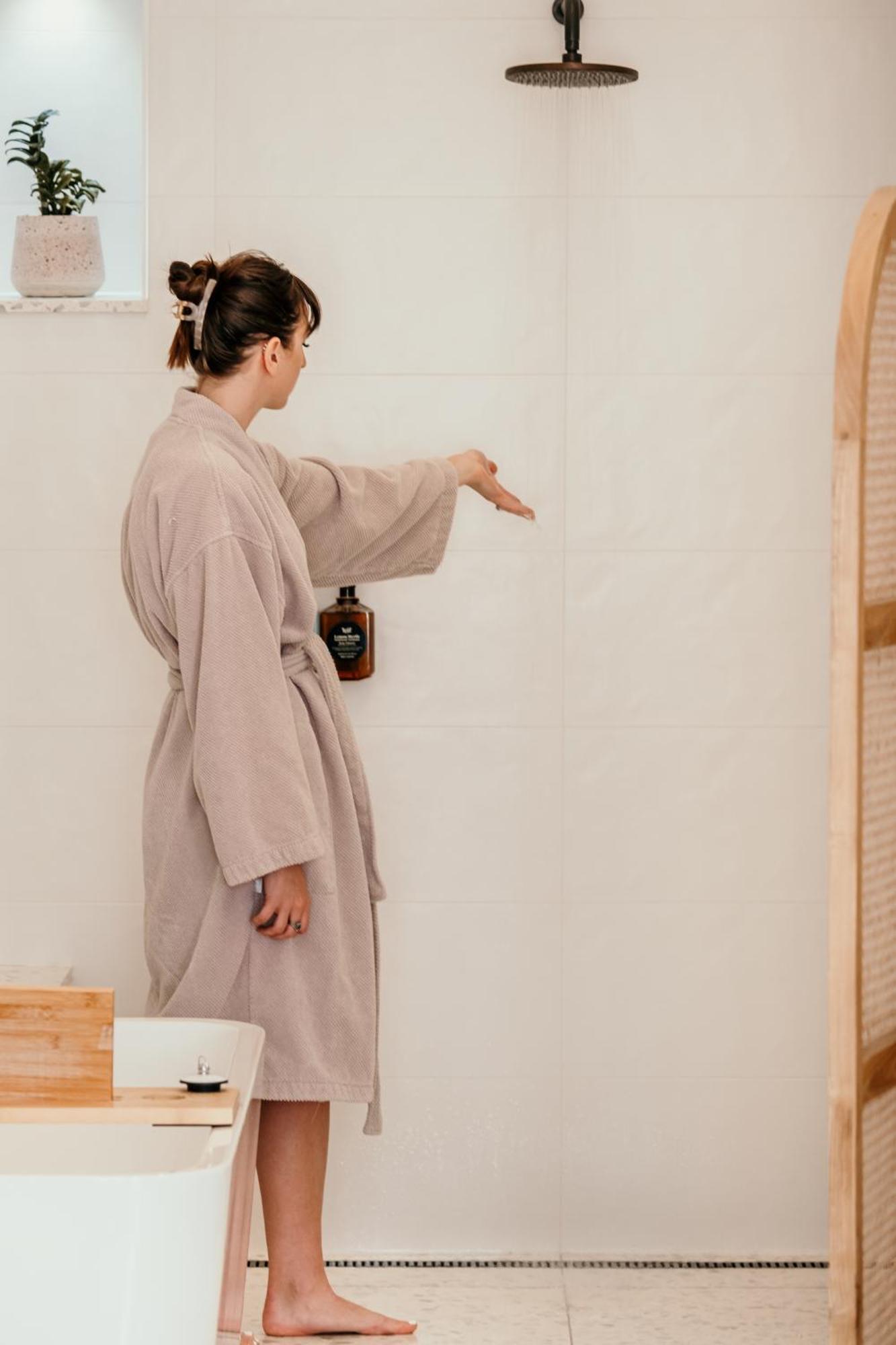 The Oak & Anchor Hotel Порт-Фейри Экстерьер фото A woman wearing a bathrobe