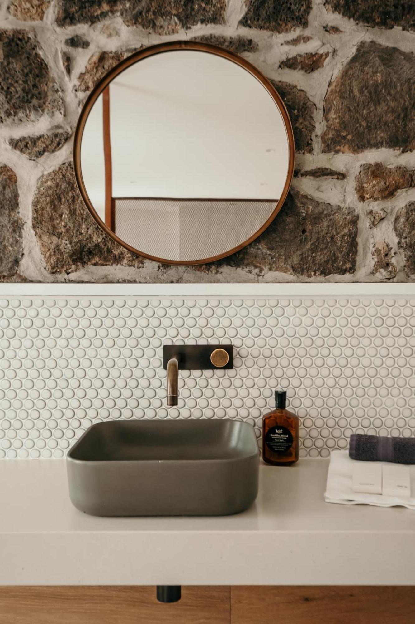 The Oak & Anchor Hotel Порт-Фейри Экстерьер фото Bathroom with penny round tiles